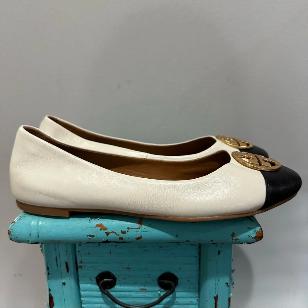 Tory Burch Cap-Toe Ballet Flat Cream Black Leather Gold Tone Logo Medallion 8.5